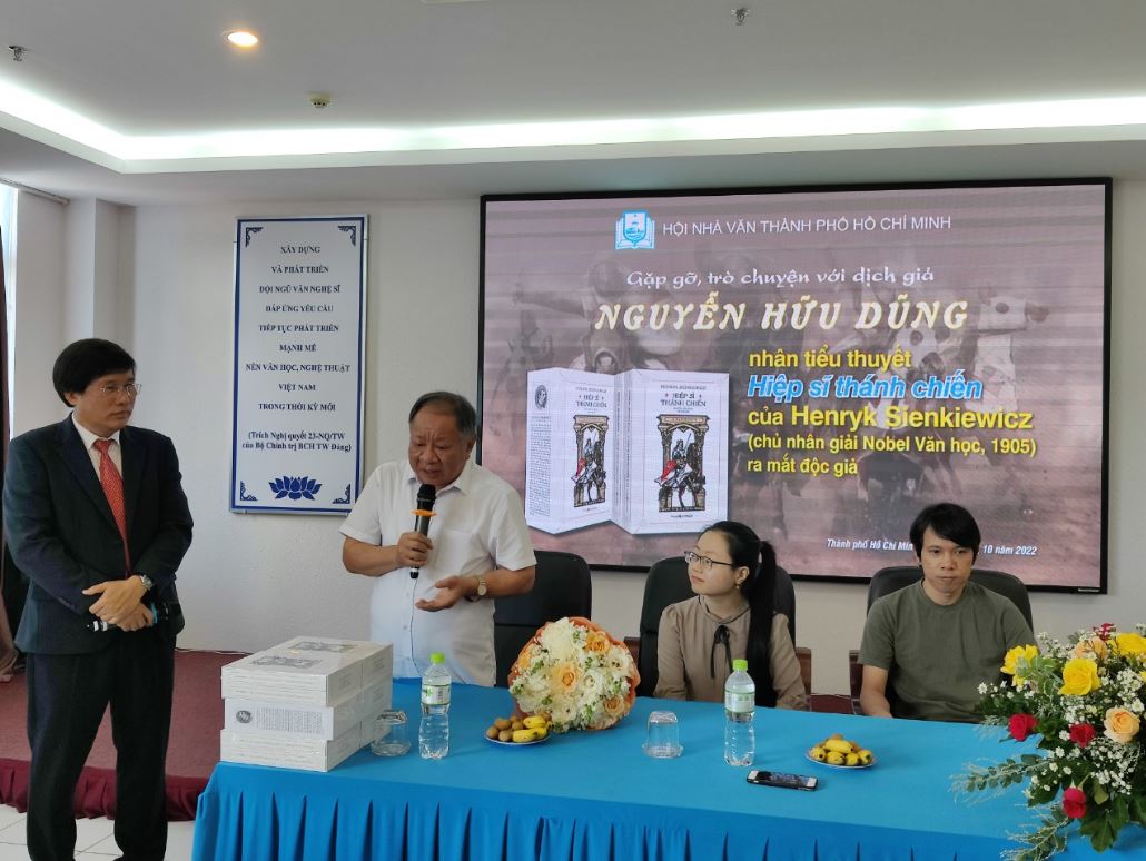 Dịch giả Nguyễn Hữu Dũng (thứ 2 từ trái qua) cùng hai biên tập viên của Đông A