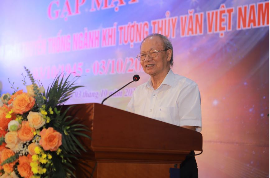 Đồng chí Nguyễn Đức Ngữ, nguyên Tổng cục trưởng Tổng cục KTTV chia sẻ tại buổi gặp mặt