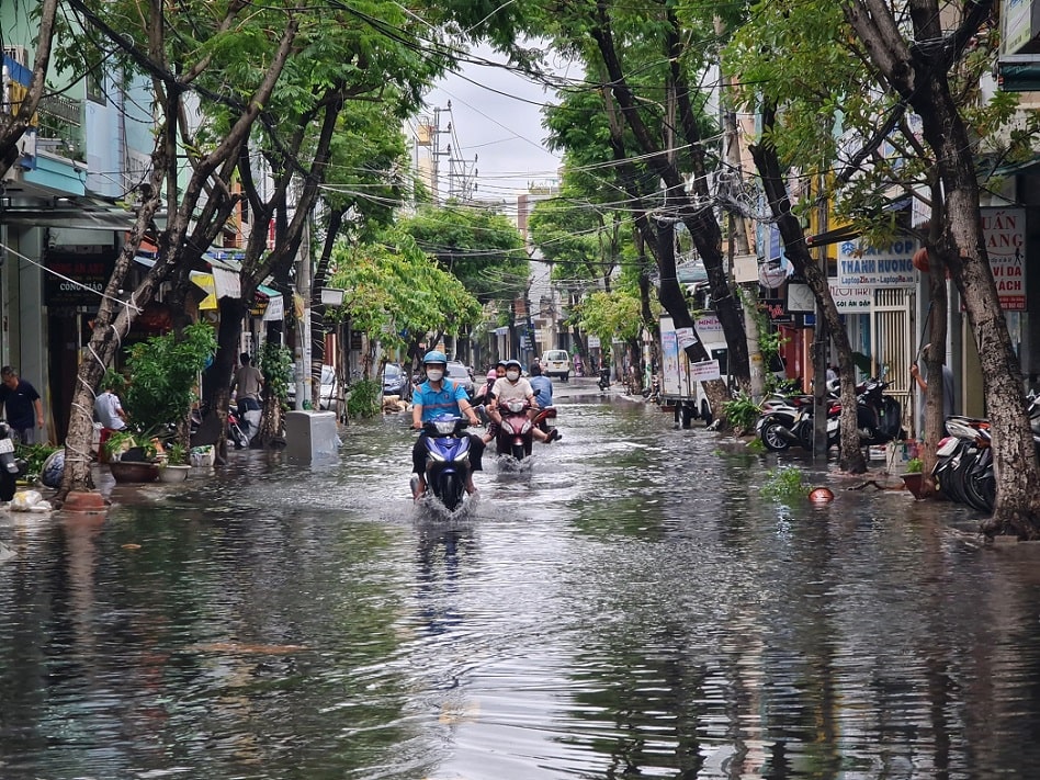 Đường Thái Thị Bôi (Q.Thanh Khê) vẫn còn ngập sâu, có đoạn nước ngập hơn 50cm