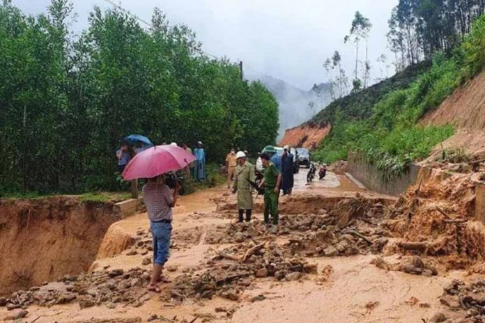 Mưa lớn gây sạt lở nhiều địa phương tại Bình Định