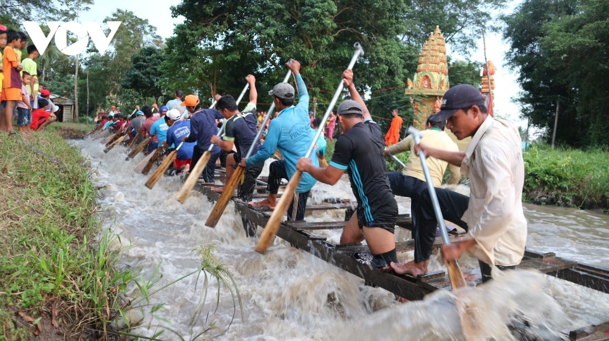 Không khí tập luyện bơi đua ghe Ngo thật náo nhiệt.