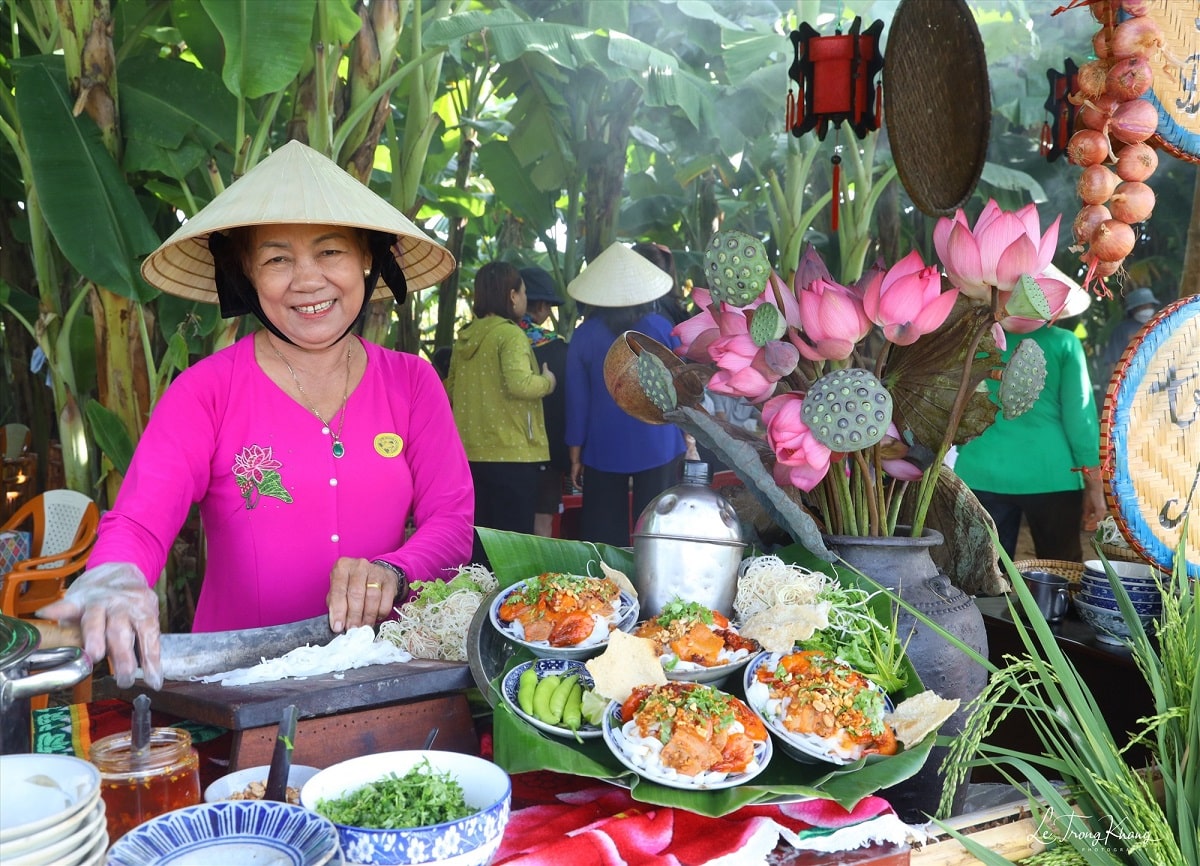 La my cua nga ba Huong An min - Đi tìm tinh hoa mỳ Quảng: Gánh theo tên đất, tên làng