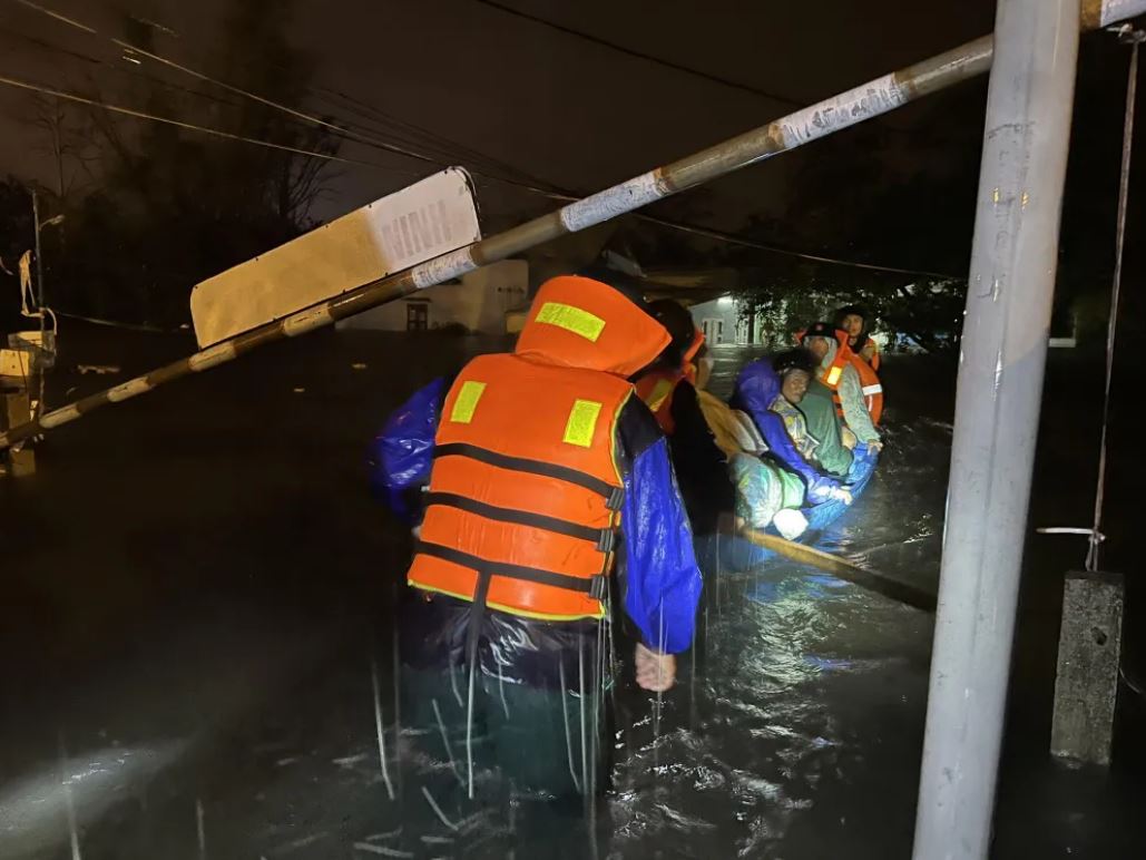 Lực lượng chức năng Tam Kỳ “giải cứu” trong đêm người dân khối phố 8 (phường An Sơn) đến nơi an toàn