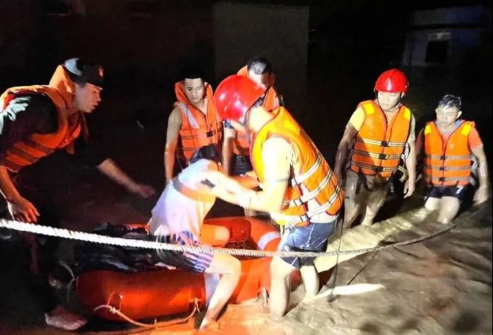 Lực lượng cứu hộ cứu nạn Đà Nẵng dùng dây thừng giải cứu dân trong đêm.