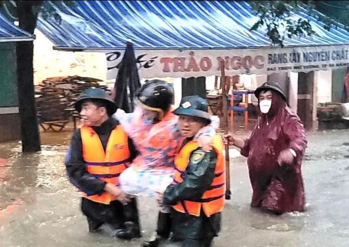 Lực lượng cứu hộ cứu nạn cứu dân trong trận mưa lụt lịch sử tại Đà Nẵng.