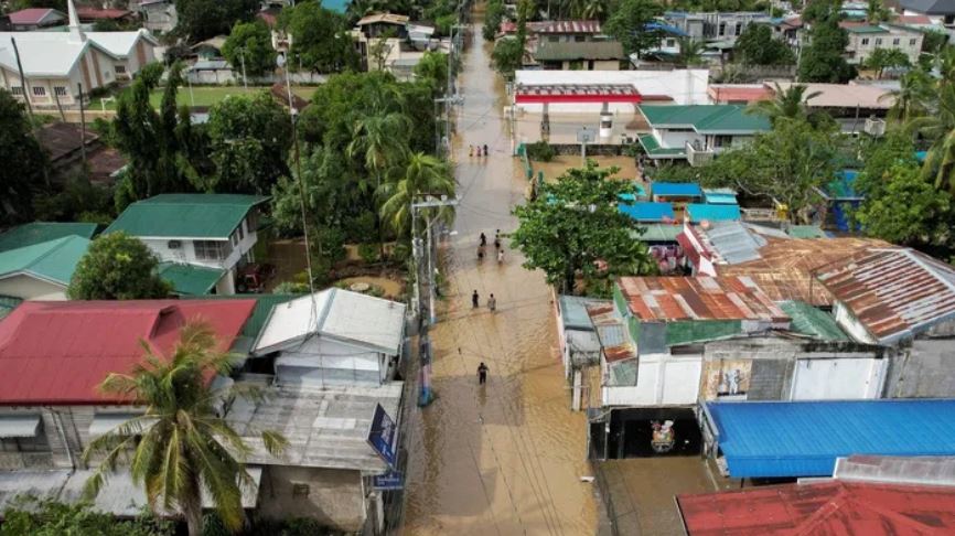 Mọi tỉnh, thành phố, đô thị và làng xã ở Philippines đều bắt buộc tuân theo hệ thống quản lý và giảm thiểu rủi ro thiên tai quốc gia theo đạo luật được áp dụng vào năm 2010 để giải quyết tình trạng dễ bị tổn thương về khí hậu của quốc đảo này