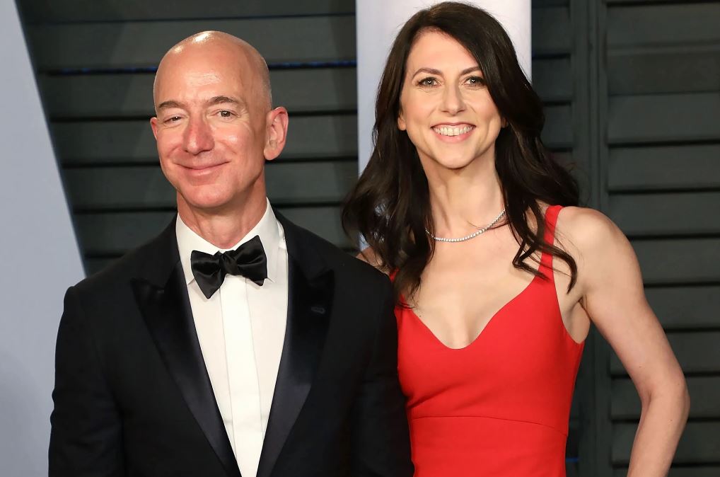 MacKenzie Scott (phải) cùng chồng cũ - Jeff Bezos (trái).