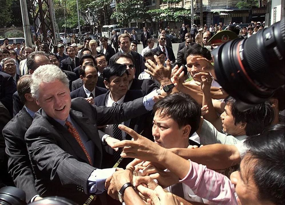 Người dân Việt Nam đón chào Tổng thống Mỹ Bill Clinton rất nồng nhiệt.