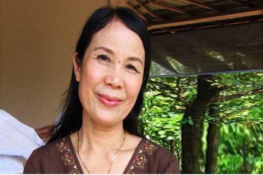 Nhà thơ Lâm Thị Mỹ Dạ quê ở Lệ Thủy, Quảng Bình. Bà làm việc tại Ty văn hóa Quảng Bình, năm 1978 đến 1983 học Trường viết văn Nguyễn Du