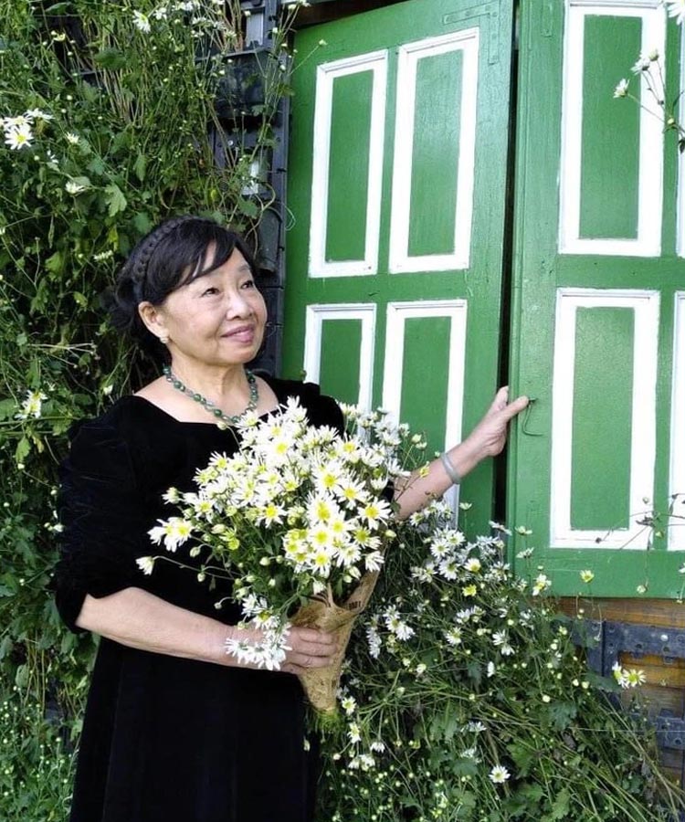 Nhà thơ Phan Thị Thanh Nhàn sinh ra và lớn lên tại Hà Nội. Bà làm thơ từ sớm, đầu thập niên 1960 đã có thơ đăng báo. Năm 1969, bài thơ Hương thầm của bà đoạt giải nhì cuộc thi thơ của báo Văn nghệ.