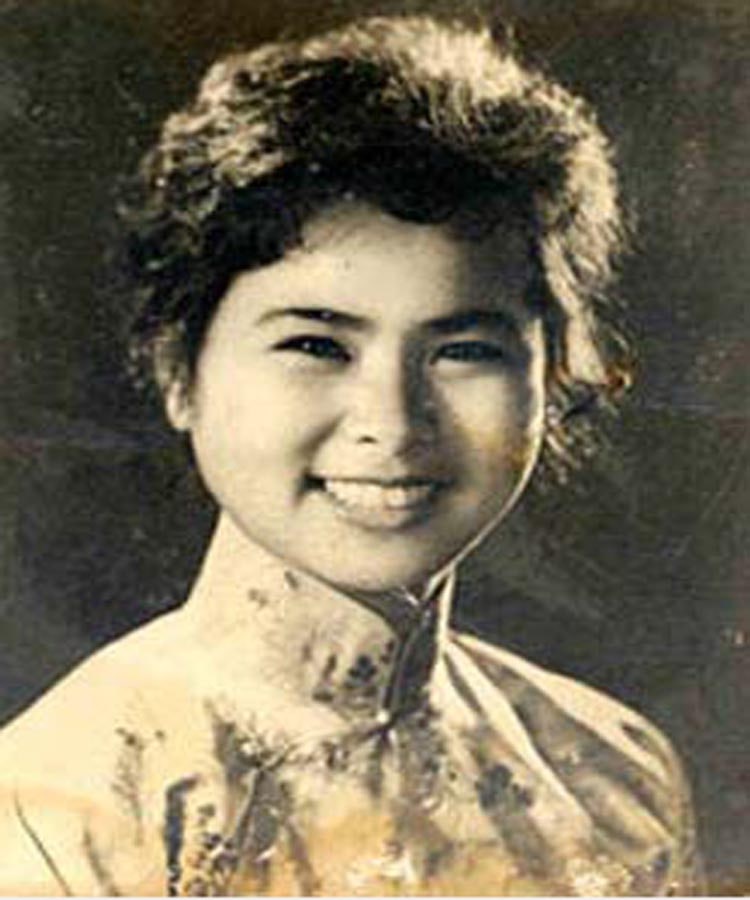 Nhà thơ Xuân Quỳnh tên đầy đủ là Nguyễn Thị Xuân Quỳnh, sinh tại xã Văn Khê, thị xã Hà Đông, Hà Nội.