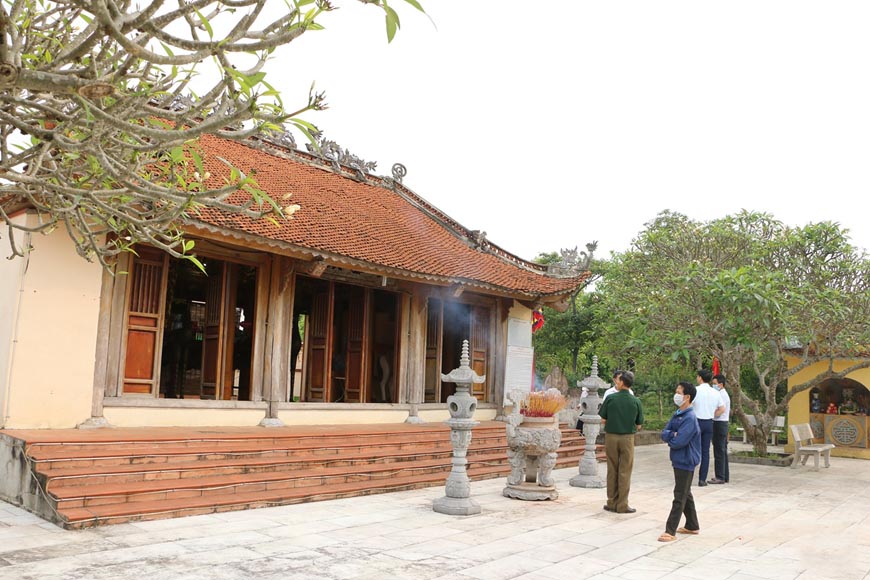 Nhân dân địa phương tham quan Khu di tích đền thờ vua Lý Nam Đế. 