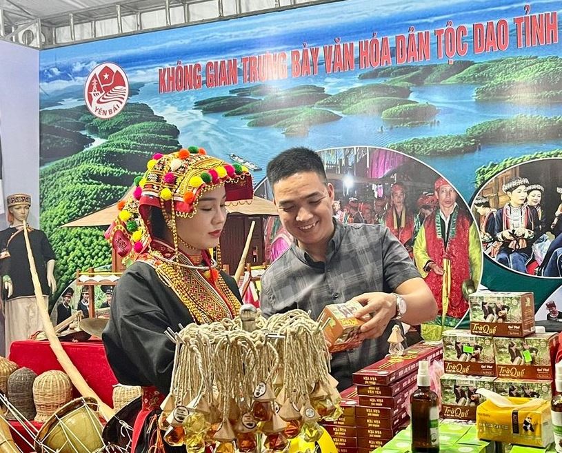 Nhiều sản phẩm địa phương được trưng bày trong Ngày hội.