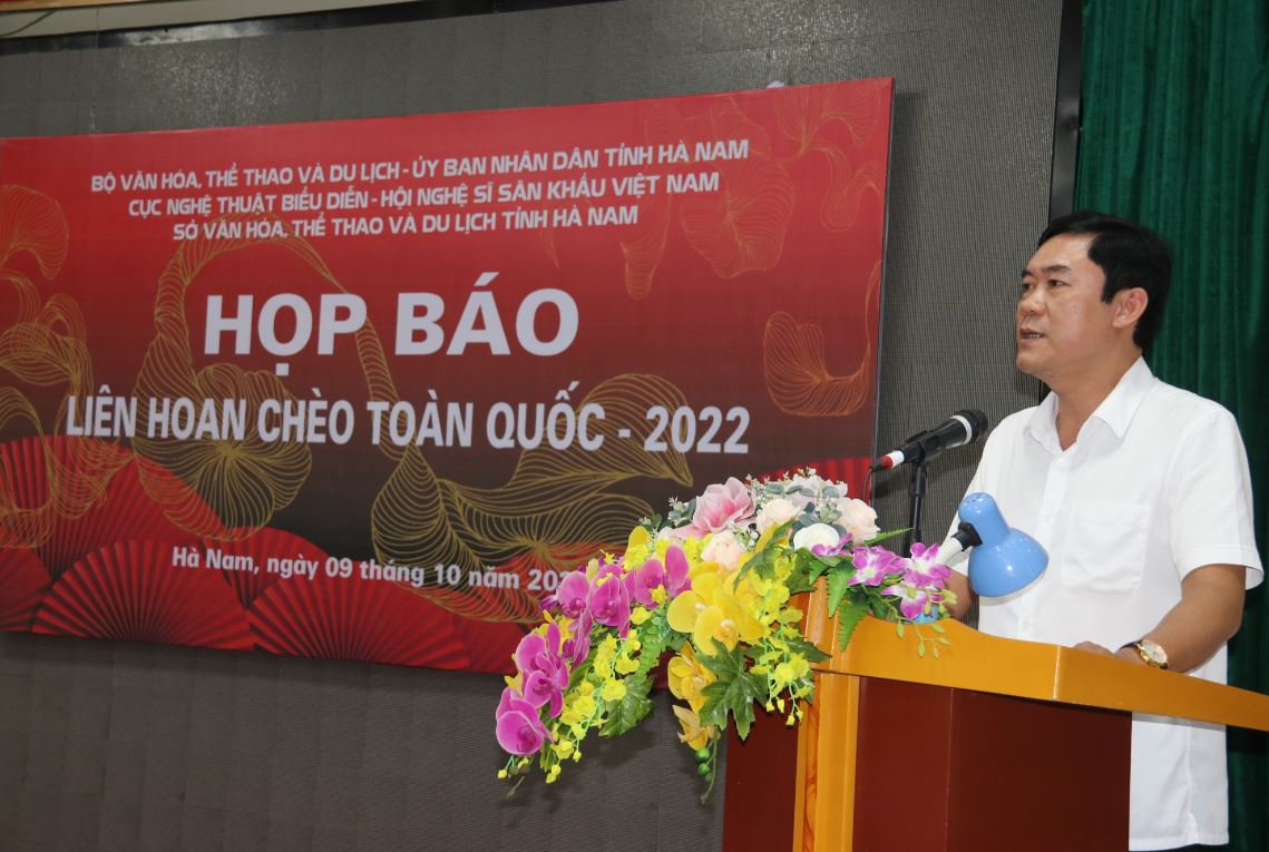 Ông Ngô Thanh Tuân- Phó Giám đốc Sở VHTTDL tỉnh Hà Nam, Trưởng Ban tổ chức Liên hoan phát biểu tại Họp báo