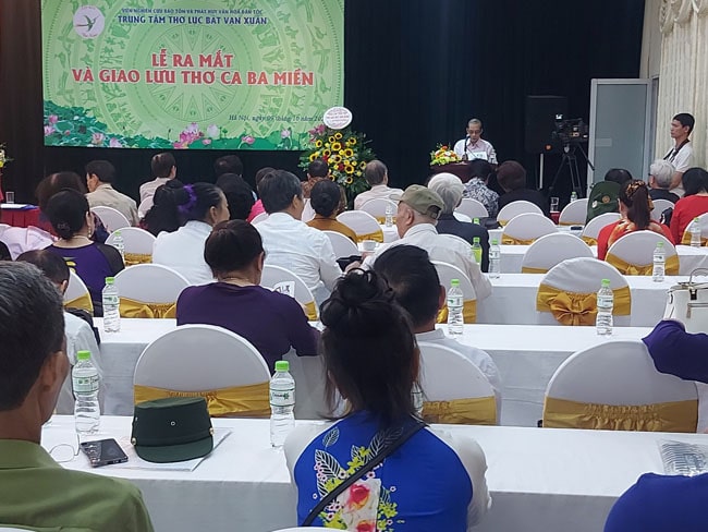Quang cảnh Lễ ra mắt Trung tâm Thơ lục bát Vạn Xuân Quang cảnh Lễ ra mắt Trung tâm Thơ lục bát Vạn Xuân