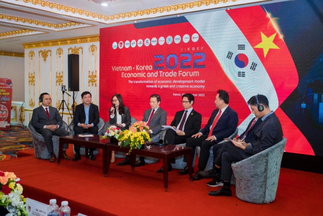 Quang cảnh diễn đàn do Đại học Kinh tế - ĐHQGHN phối hợp với Hội hữu nghị Việt Nam - Hàn Quốc, Đại học Quốc gia Pusan, Hiệp hội doanh nghiệp Hàn Quốc tại Việt Nam tổ chức 