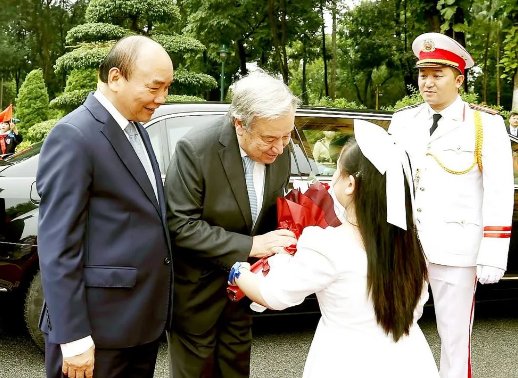 Thiếu nhi Hà Nội tặng hoa Tổng Thư ký LHQ António Guterres tại lễ đón do Chủ tịch nước Nguyễn Xuân Phúc chủ trì