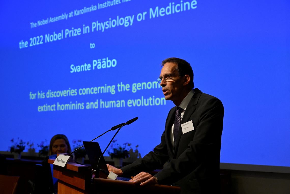 Thư ký Hội đồng Nobel và Ủy ban Nobel Thomas Perlmann công bố chủ nhân giải Nobel Y sinh 2022 Svante Paabo tại Viện Karolinska ở Stockholm, Thụy Điển, ngày 3-10 