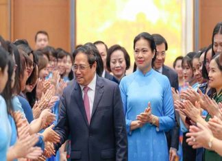 Thủ tướng: Mỗi người phụ nữ Việt Nam là một bông hoa đẹp, lan tỏa tình yêu thương