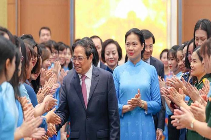 Thủ tướng: Mỗi người phụ nữ Việt Nam là một bông hoa đẹp, lan tỏa tình yêu thương