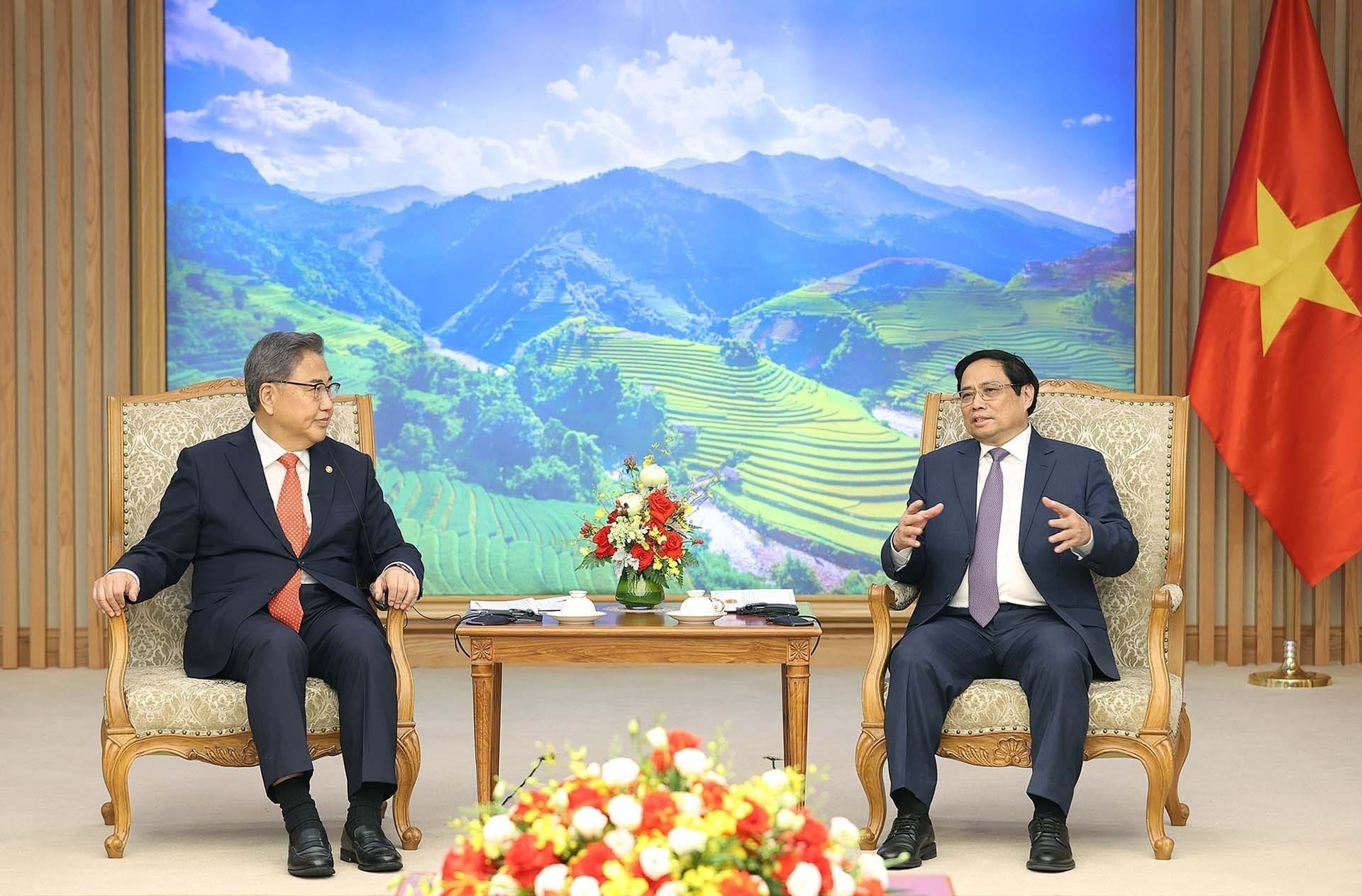 Thủ tướng Phạm Minh Chính tiếp Bộ trưởng Ngoại giao Hàn Quốc Park Jin.