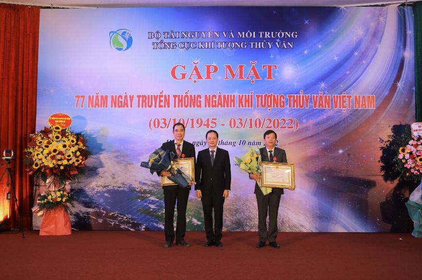 Thừa ủy quyền của Lãnh đạo Chính phủ, Tổng cục trưởng Tổng cục KTTV Trần Hồng Thái đã trao Huân chương Lao động hạng Nhì cho ông Nguyễn Vũ Thắng, nguyên Giám đốc Đài KTTV khu vực Đông Bắc và Huân chương Lao động hạng Ba cho ông Bùi Đức Tuấn, nguyên Giám đốc Đài KTTV khu vực Việt Bắc