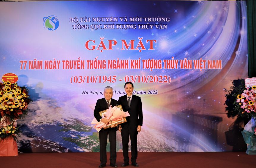 Tổng cục trưởng Tổng cục KTTV, Trần Hồng Thái thừa ủy quyền của Bộ trưởng Bộ Tài nguyên và Môi trường trao bằng khen cho Công ty Cổ phần Tư vấn và Phát triển kỹ thuật tài nguyên nước Watech vì đã có thành tích đóng góp cho sự nghiệp xây dựng và phát triển ngành tài nguyên và môi trường