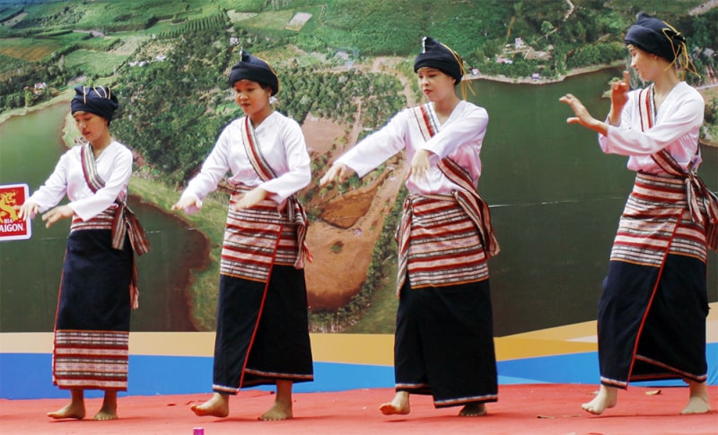 Trình diễn trống đôi, cồng ba, chiêng năm luôn có các thiếu nữ múa xoan.