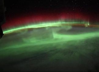Trúng pháo vũ trụ, bầu trời Trái Đất 'thủng lỗ' rộng 400 km