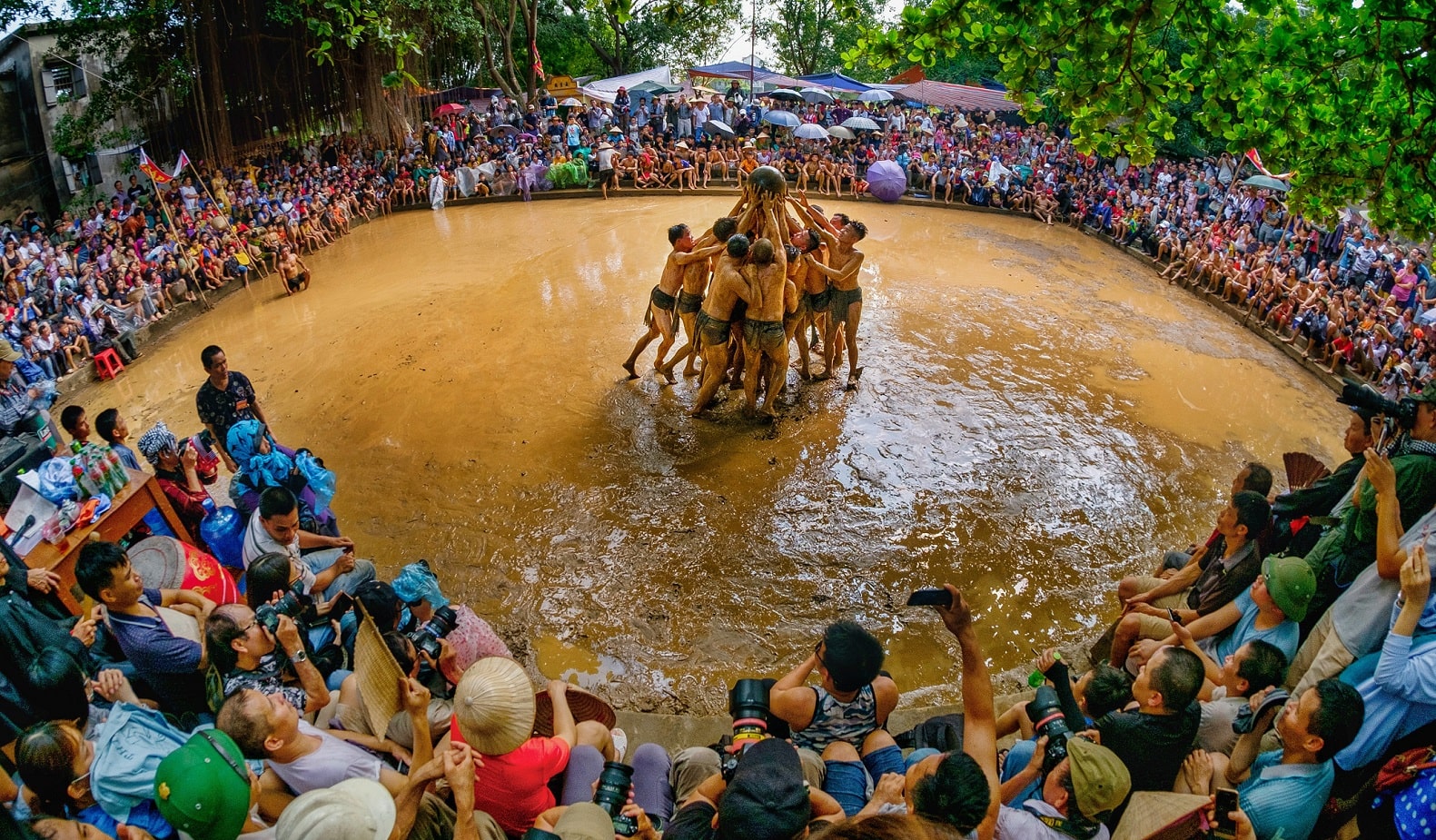 Vật cầu bùn làng Vân