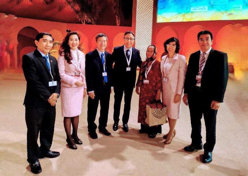 Đoàn Việt Nam tại kỳ họp của Ủy ban Liên chính phủ Công ước 2003 về bảo vệ Di sản văn hóa phi vật thể lần thứ 17 của UNESCO diễn ra tại Rabat, thủ đô của Vương quốc Ma-rốc (Ảnh do thành viên trong đoàn gửi về từ Ma-rốc) 2