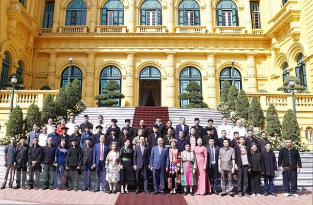 Chủ tịch nước Nguyễn Xuân Phúc với các đại biểu người có uy tín tiêu biểu tỉnh Hà Giang. (Ảnh: Thống Nhất/TTXVN)