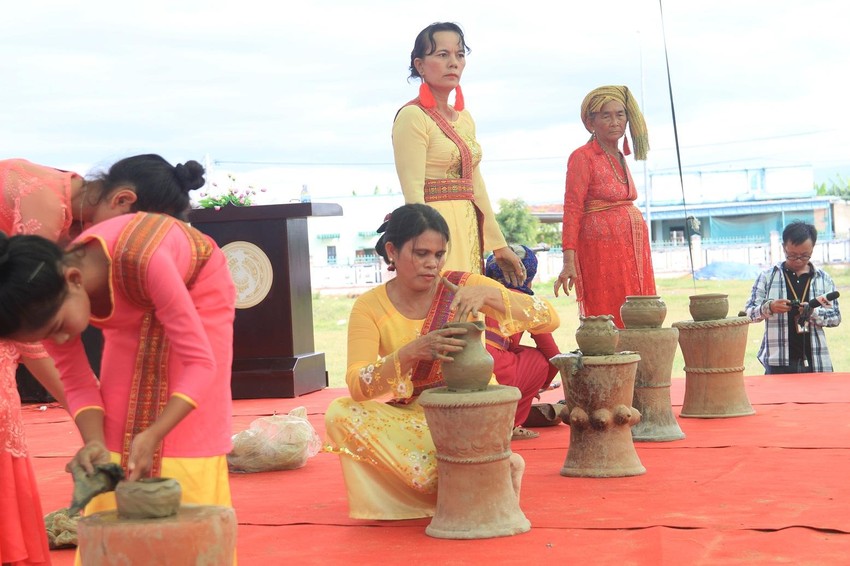 Gốm Chăm được làm thủ công hoàn toàn theo cách truyền thống và được lưu truyền từ thế hệ này sang thế hệ khác. - 2