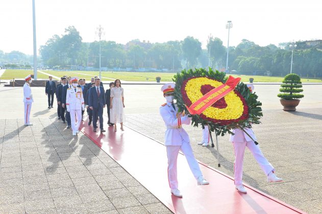 Trước đó, sáng 1/11, tại Hà Nội, Thái tử kế vị Đan Mạch Frederik André Henrik Christian cùng các thành viên trong đoàn đến đặt vòng hoa, vào Lăng viếng Chủ tịch Hồ Chí Minh. Ảnh: TTXVN