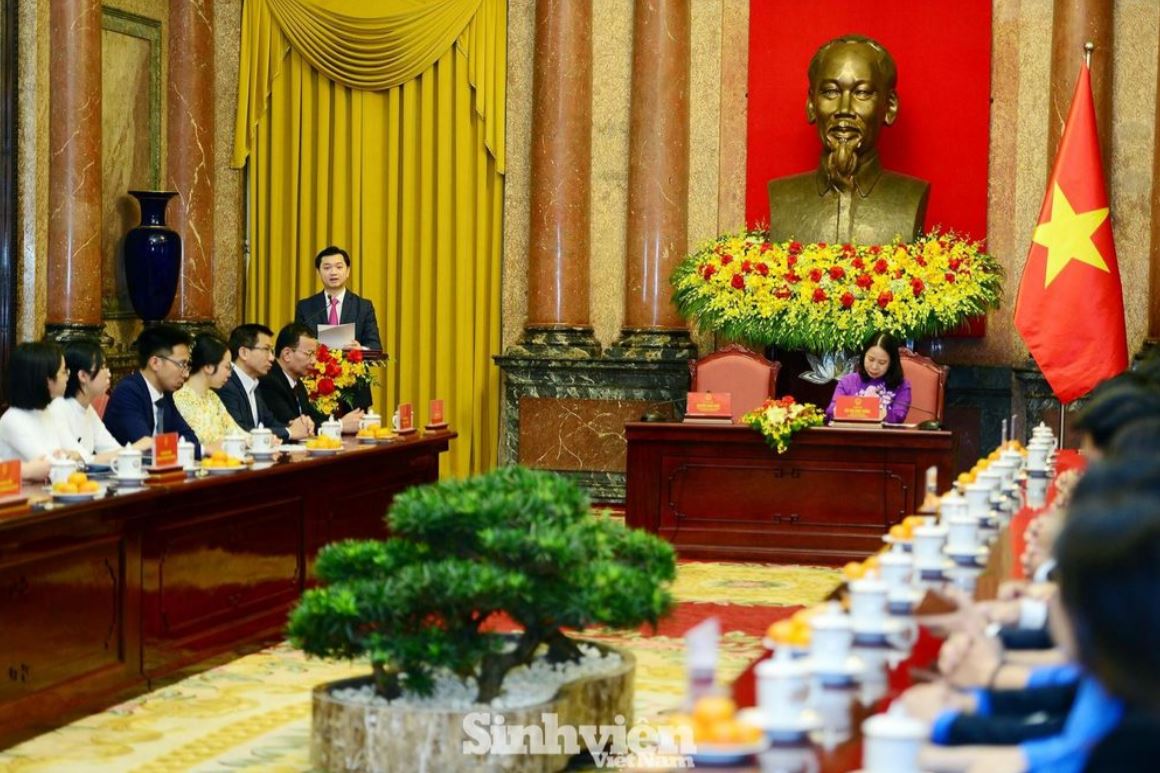 Anh Nguyễn Minh Triết, Bí thư T.Ư Đoàn, Chủ tịch T.Ư Hội Sinh viên Việt Nam báo cáo tại buổi gặp mặt.