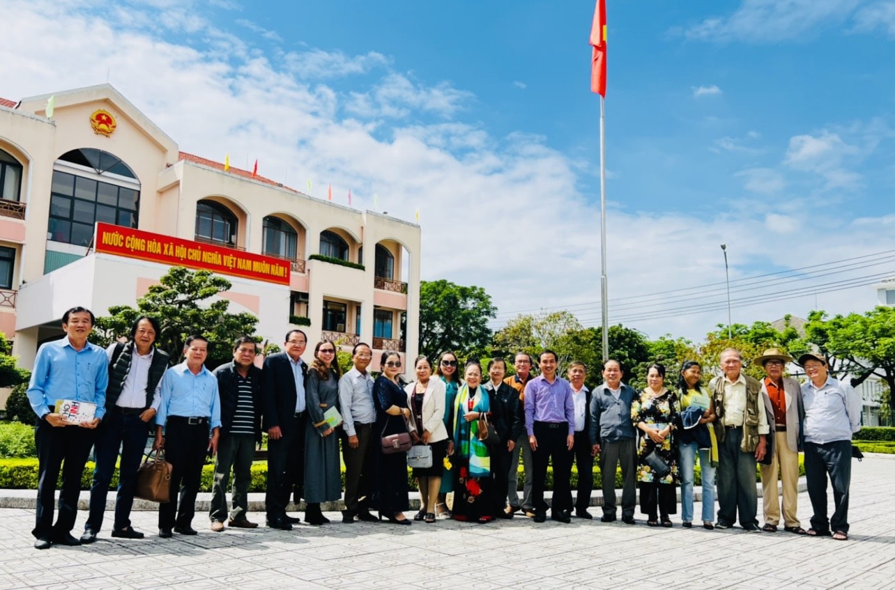 Ảnh lưu niệm Đoàn Nhà văn Việt Nam tại Đà Nẵng và Hội Văn học - Nghệ thuật thành phố Tam Kỳ ngày 8-11-2022