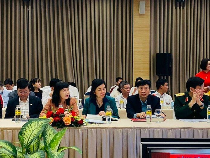 Bà Nguyễn Thị Minh Hương - Phó Chủ tịch Hội LHPN Việt Nam (áo xanh) tham dự Hội thảo
