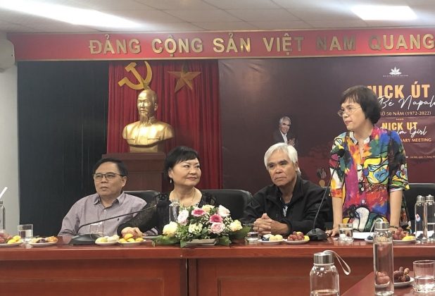 B&agrave; Trần Kim Hoa - Gi&aacute;m đốc Bảo t&agrave;ng B&aacute;o ch&iacute; Việt Nam giới thiệu c&aacute;c nh&acirc;n vật tham gia sự kiện.