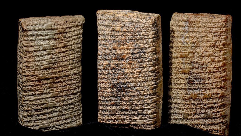 Ba khối đất sét với chữ viết hình nêm ghi lại bài ca The Exaltation of Inanna được cho là bản sao từ tác phẩm của Enheduanna, có niên đại vào khoảng năm 1750 TCN.