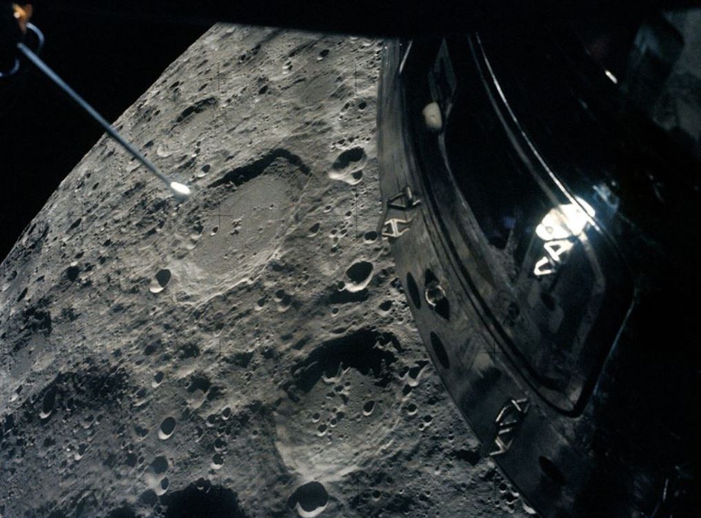Be mat Mat Trang va module chi huy cua Apollo 13 min - Tàu vũ trụ xa Trái Đất nhất