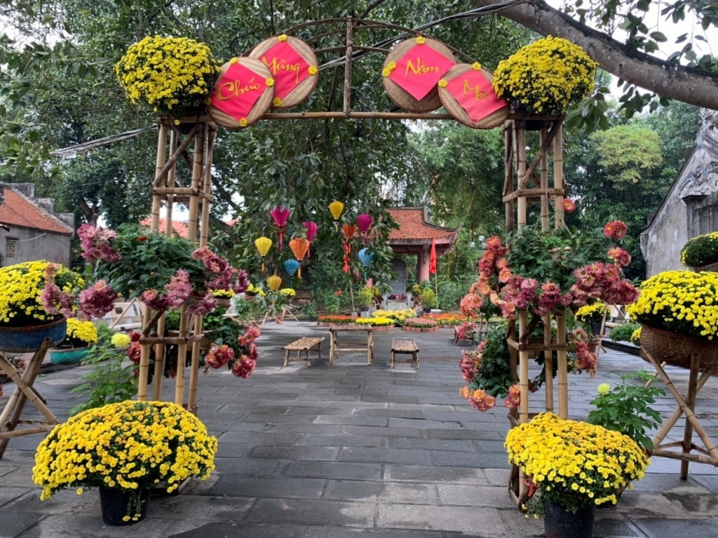 Bia ghi nhớ hòm thư bí mật của đồng chí Trường Chinh tại đền Hai Bà Trưng được trang trí đẹp mắt