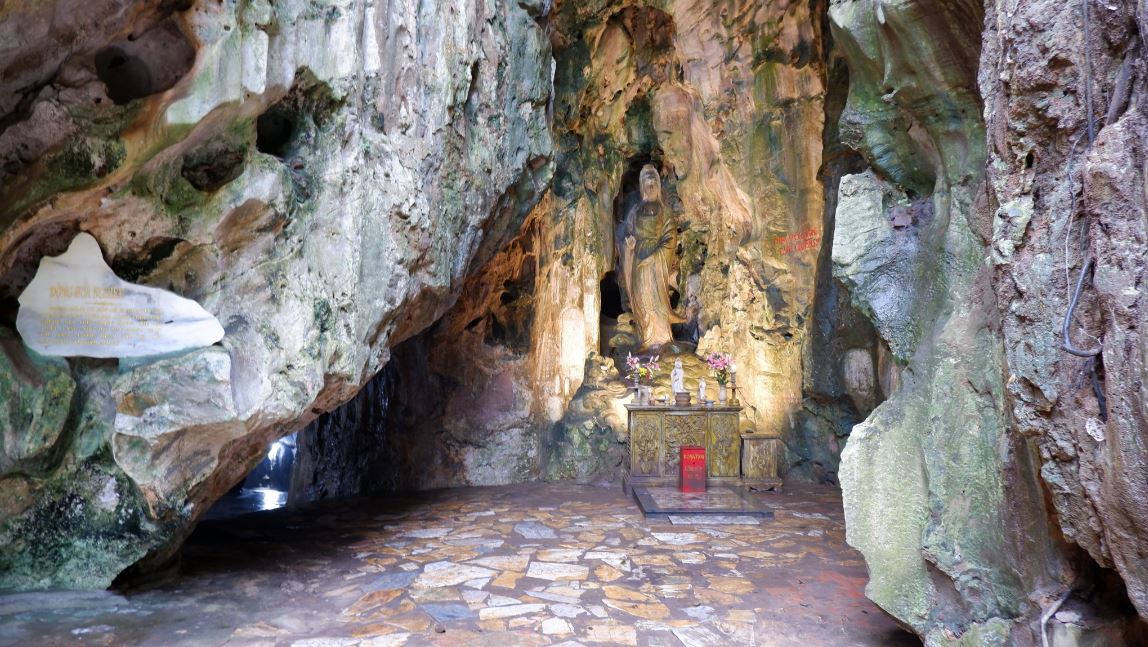 Bia ma nhai tại danh thắng Ngũ Hành Sơn, Đà Nẵng 