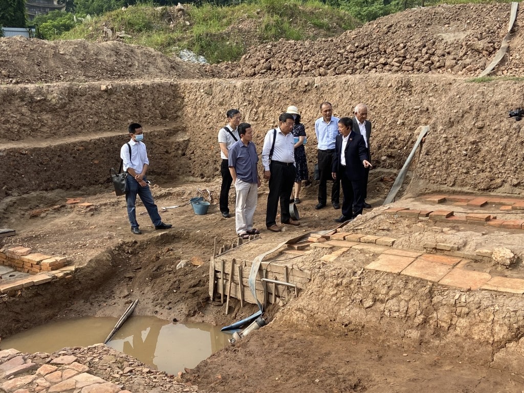 Cac chuyen gia tham quan ho khai quat tai Hoang thanh Thang Long min - Phát lộ nhiều dấu tích khảo cổ cần được giải mã tại Chính điện Kính Thiên