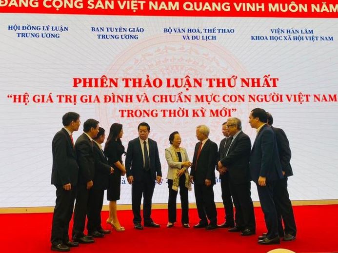 Các đại biểu chia sẻ bên lề Hội thảo