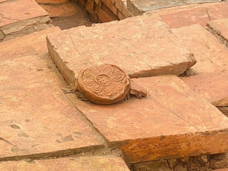 Các dấu tích nền móng, gạch lát được tìm thấy ở nhiều tầng văn hóa.