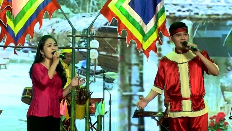 Các thành viên trẻ của CLB Dân ca bài chòi xã Hòa Liên tại Hội bài chòi Xuân Canh Tý 2020 tổ chức ở đình làng Vân Dương (xã Hòa Liên).