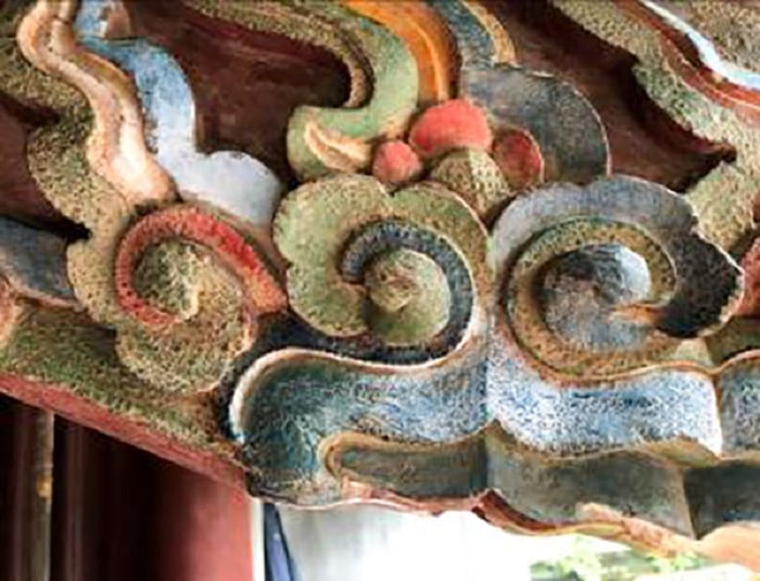 Chi tiết màu sắc trang trí trên bản hiên Đền Vua Lê (Hoa Lư, Ninh Bình)