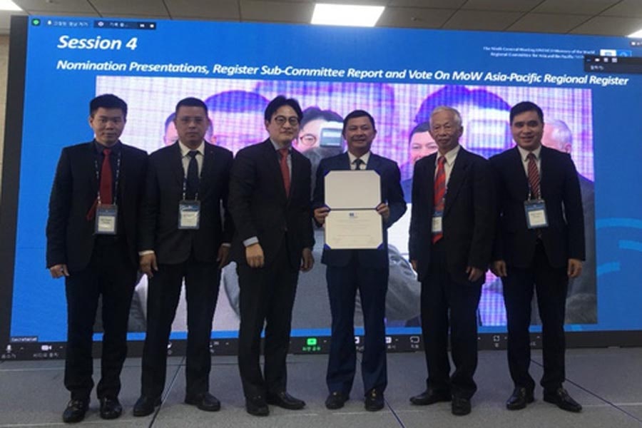 Chủ tịch của MOWCAP trao giấy chứng nhận cho di sản tư liệu văn bản Hán Nôm làng Trường Lưu, Hà Tĩnh cho đại diện tỉnh Hà Tĩnh