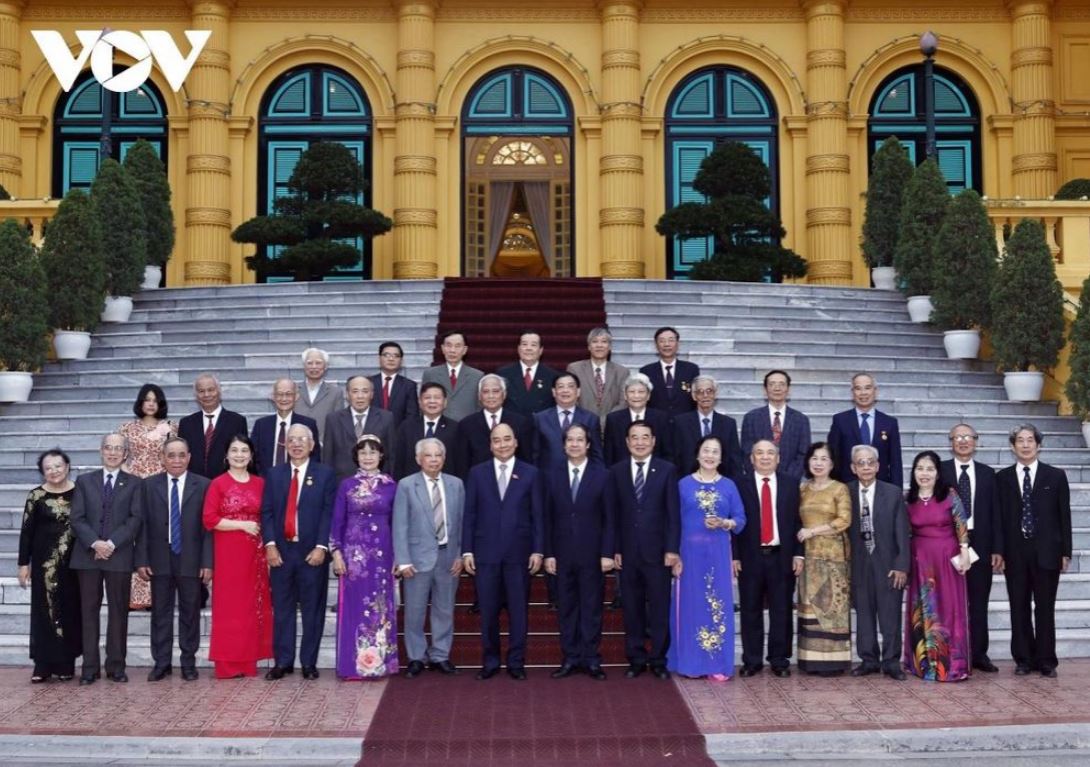 Chủ tịch nước Nguyễn Xuân Phúc chụp ảnh lưu niệm với các đại biểu Hội Cựu Giáo chức Việt Nam