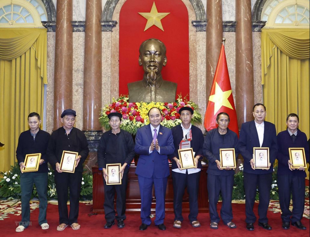 Chủ tịch nước Nguyễn Xuân Phúc tặng chân dung Chủ tịch Hồ Chí Minh cho đại biểu người có uy tín tiêu biểu tỉnh Hà Giang.
